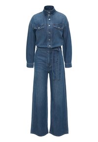 Mono de mezclilla con cuello tipo camisa, cierre frontal de botones, dos bolsillos en el pecho y cintura ajustada con cinturón. Cuenta con pantalones de pierna ancha y tono azul.