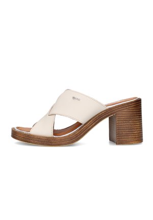 Sandalo beige in pelle con ampie fasce incrociate e tacco largo in legno, mostrato di profilo su sfondo bianco.