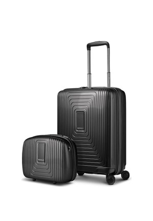 Valigia rigida nera con manico estensibile e quattro ruote, accompagnata da una borsa da viaggio rigida nera più piccola abbinata.