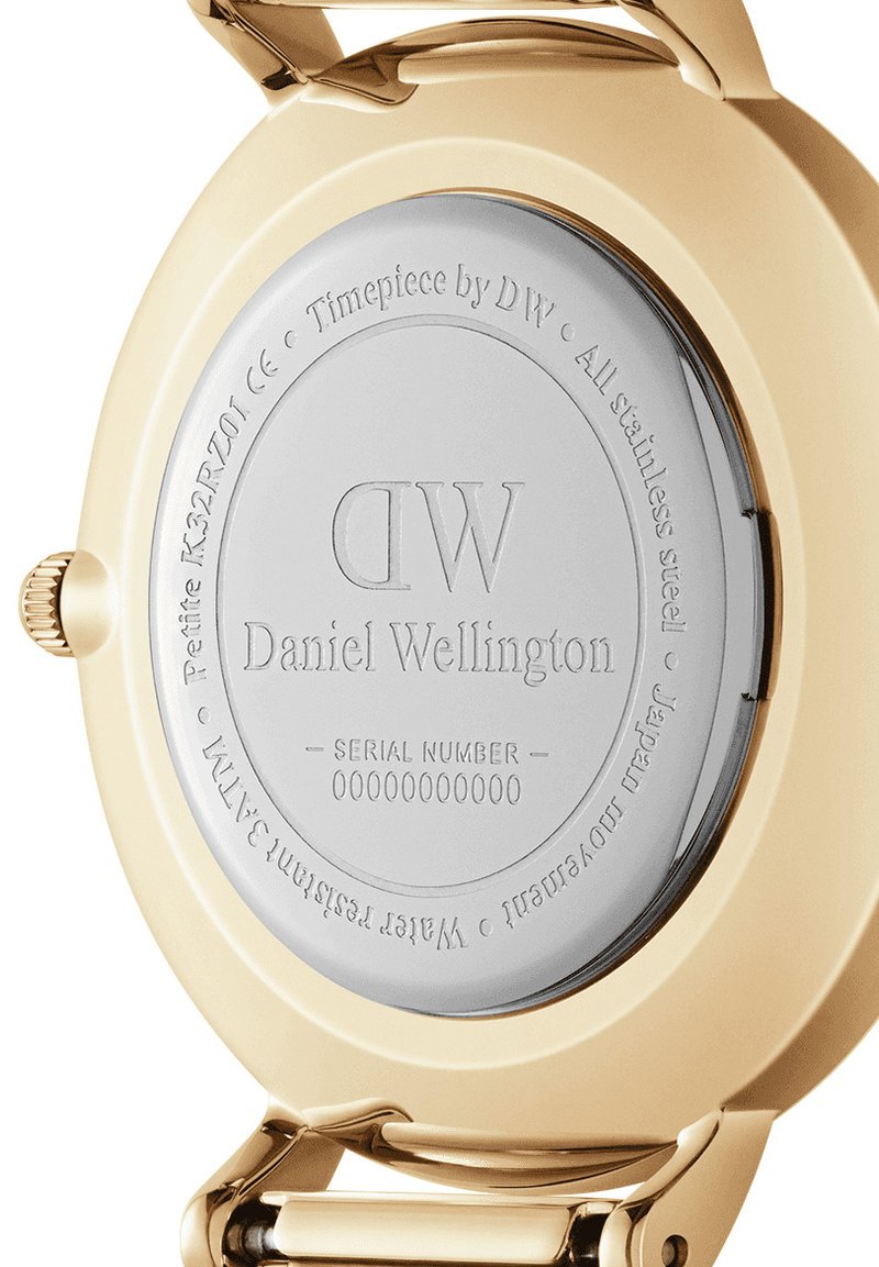 Goldfarbener Edelstahl-Uhrenboden mit eingraviertem "DW"-Logo, Modellinformationen und Angaben zur Wasserdichtigkeit rund um eine silberne Mitte.