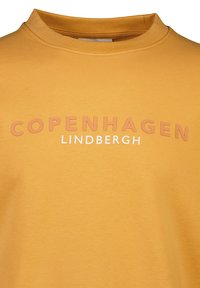 Felpa gialla realizzata in tessuto morbido con colletto alto. Presenta la scritta "COPENAGHEN" in rosa e "LINDBERGH" in bianco sulla parte frontale.