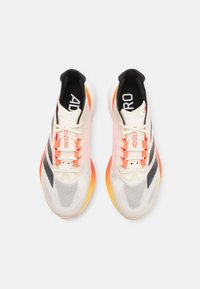 adidas Performance ADIZERO BOSTON 12 - Løbesko til landevejen - ivory/core black/solar red