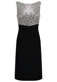 Ærmeløs sort kjole med figursyet talje og sølvfarvet krop med geometrisk mønster af palietter.