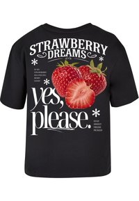 T-shirt en coton noir avec un imprimé graphique de fraises, un texte blanc en gras et des accents floraux. Le texte comprend "Rêves de Fraises" et "Oui, s'il vous plaît."