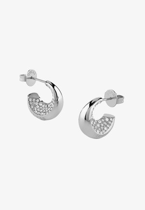 Boucles d’oreilles créoles ton argent avec cristaux transparents incrustés et "GUESS" gravé sur la surface, avec fermoir papillon.
