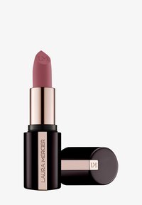 Matte mauve leppestift i en svart tube med en gullfarget ring. Toppen har gravert "LM." Pakken er delvis åpen som viser formen på leppestiften.