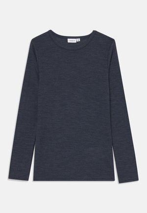 Langärmliges, dunkelblaues T-Shirt aus strukturiertem Stoff mit rundem Halsausschnitt und geradem Saum. Einfaches Design, keine Muster oder Akzente.