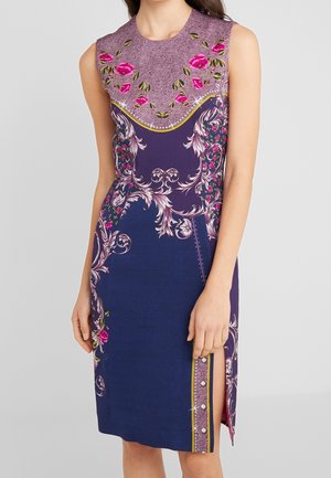 Granatowo-fioletowa sukienka bez rękawów z różowymi kwiatowymi i ozdobnymi białymi wzorami w kształcie wirów, z ozdobnym rozcięciem po prawej stronie z przodu, zdobionym perłami.