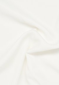 Witte stof met een gladde, licht gestructureerde oppervlakte, met subtiele kreukels en plooien, geschikt voor diverse textieltoepassingen.
