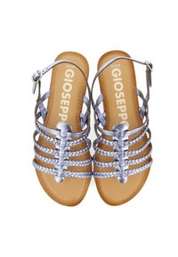 Sandalias plateadas con tiras trenzadas, correa ajustable en el tobillo y plantilla color tostado. Diseño de punta abierta y suela plana.