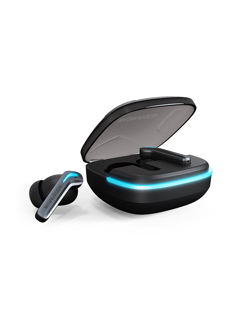 Auricolari wireless in un caso di ricarica nero, con una finitura liscia, accento di luce blu LED e un logo argentato visibile sugli auricolari.