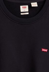 Zwart katoenen sweatshirt met een ronde halslijn, voorzien van een klein rood Levi's-logo op de linkerkant van de borst. Etiket geeft maat XXL aan.