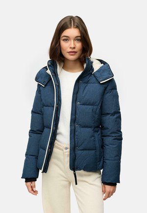 Navyblauwe gewatteerde jas met capuchon, met een lichtere binnenkraag, knoopsluitingen en geribbelde manchetten. Draagt over een crèmewit trui.