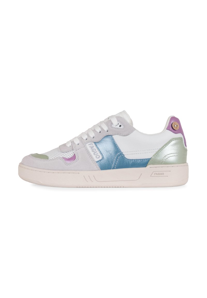 Weißer Sneaker mit Akzenten aus Wildleder, Mesh und Leder in Blau, Grau, Grün und Lila. Verfügt über eine strukturierte Oberfläche und markenspezifische Details.