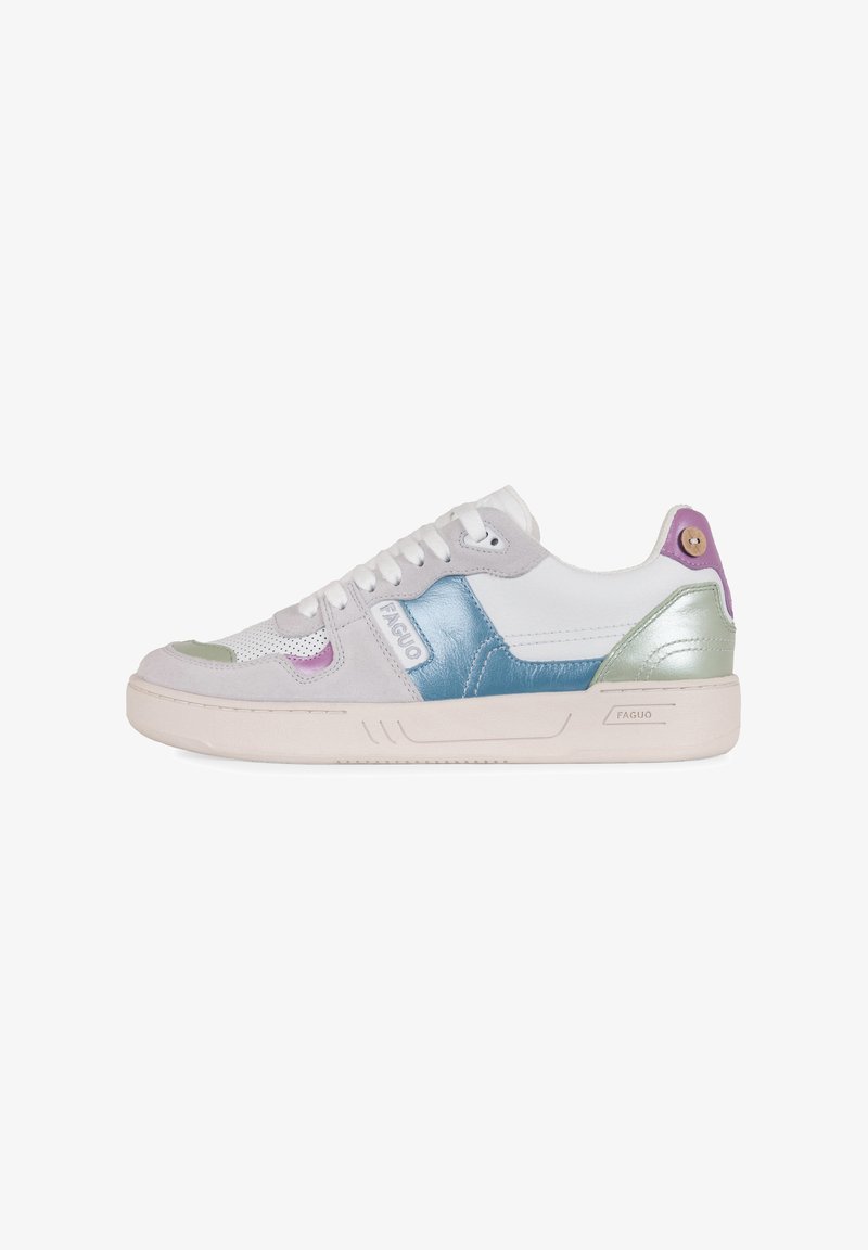 Weißer Sneaker mit Akzenten aus Wildleder, Mesh und Leder in Blau, Grau, Grün und Lila. Verfügt über eine strukturierte Oberfläche und markenspezifische Details.