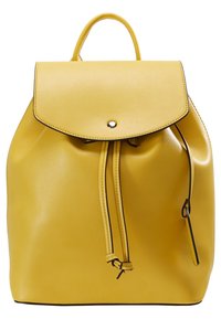 Sac à dos en cuir jaune avec un rabat arrondi, une fermeture à cordon et une poignée supérieure. Caractérisé par une texture lisse et des accents noirs.