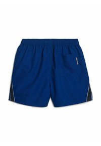 Pantaloni da bagno blu realizzati in tessuto leggero, caratterizzati da un colore uniforme, vita elastica e una tasca posteriore con etichetta del logo. Accenti laterali bianchi.