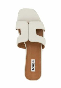 Witte leren slidesandalen met twee uitsnijdingen, vierkante neus en tan zool. Bevat een merklogo op de binnenzool. Gladde textuur.