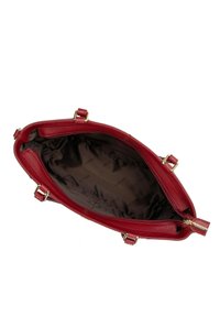 Rode leren handtas met een gestructureerde buitenkant. Het interieur is van donkerbruin stof, met een ritssluiting en gouden hardwareaccenten.