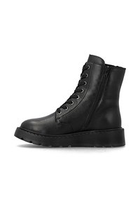 Czarne skórzane botki za kostkę z okrągłym noskiem, sznurowanym przodem, bocznym zamkiem błyskawicznym i teksturowaną gumową podeszwą. Gładkie wykończenie z minimalną ilością elementów metalowych.