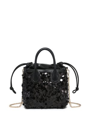 Borsa nera con paillettes lucenti, manici corti in pelle, chiusura con coulisse e tracolla a catena dorata rimovibile su sfondo bianco.