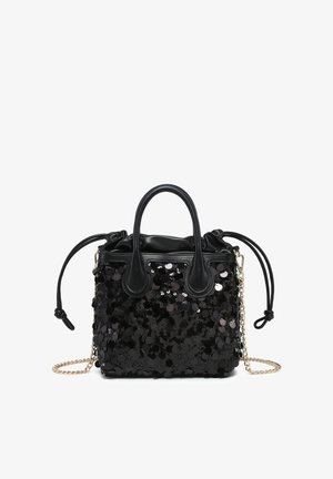 Sac à main noir avec des sequins brillants, des poignées courtes en cuir, une fermeture à cordon et une bandoulière chaîne dorée amovible sur fond blanc.