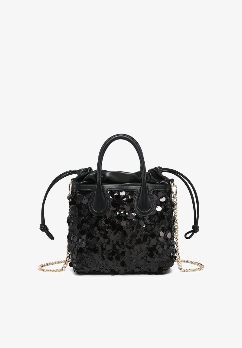 Schwarze Handtasche mit glänzenden Pailletten, kurzen Ledergriffen, Kordelverschluss und abnehmbarem goldfarbenem Ketten-Schulterriemen auf weißem Hintergrund.