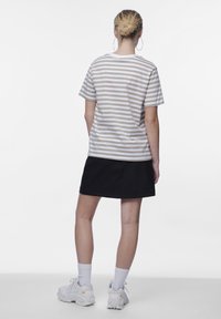 Pieces PCRIA TEE STRIPES - Tričko s potlačou - silver mink