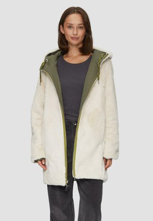 Manteau en fausse fourrure blanche avec une capuche vert olive, fermeture éclair à l'avant et poches latérales ; présente une coupe décontractée et une texture douce.