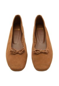 Ballerines en daim marron avec un bout arrondi, ornées d'un petit nœud à l'avant et d'une doublure intérieure lisse.
