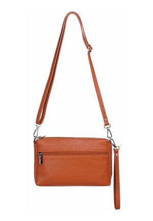 Orangene Leder-Crossbody-Tasche mit strukturiertem Finish, ausgestattet mit einem abnehmbaren Trageriemen und einer vorderen Reißverschlusstasche für zusätzlichen Stauraum.