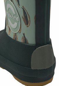 Zöld gumicsizma texturált fekete talppal, barna levélmintával és szürke folttal, ezüst logóval márkázva.