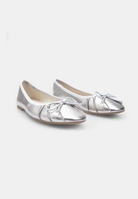 Metallisch silberne Ballerinas mit runder Zehenpartie, Schleifchen-Detail an der Vorderseite, gerafftem Design und glatter Textur. Flexible Sohle.