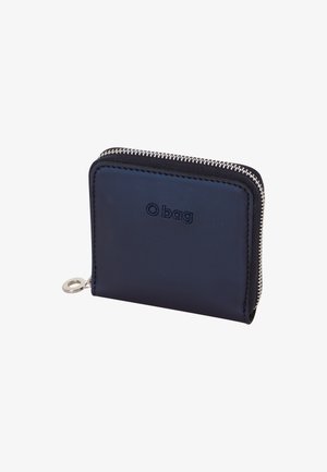 Mørkeblå pung med en glat overflade, lynlåslukning og sølvhardware. Har "O bag" logoet prægede på forsiden. Kompakt rektangulær form.
