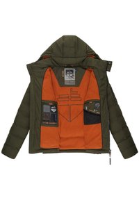 Olivovo zelená nafukovacia bunda s kapucňou, so zvislým oranžovým fleece podšívkou, rôznymi vreckami a výnimočnými detailami značky na vnútornej strane.