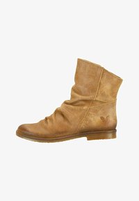 Bota de ante color marrón claro hasta la mitad de la pantorrilla, con tacón bajo de madera, diseño arrugado y un logo de mariposa cerca del talón en el lado exterior.