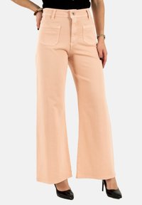 Pantalones de pierna ancha color rosa claro fabricados en algodón, con dos bolsillos traseros y una cintura alta, que cuentan con un cierre de botón en la parte delantera.