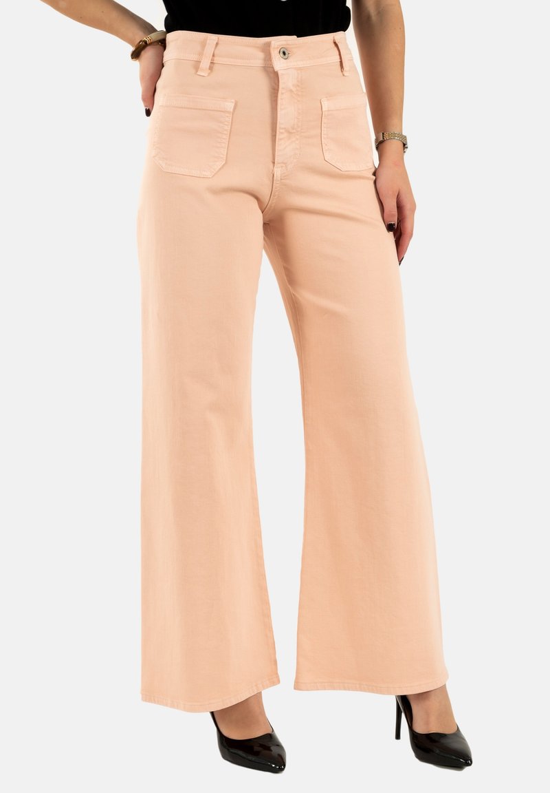 Pantalones de pierna ancha color rosa claro fabricados en algodón, con dos bolsillos traseros y una cintura alta, que cuentan con un cierre de botón en la parte delantera.