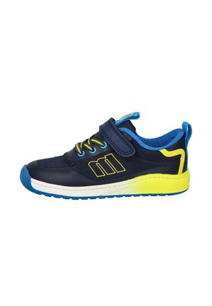 Zapatilla infantil en azul marino y amarillo con cordones azules y amarillos, una correa de velcro y una suela redondeada en azul.