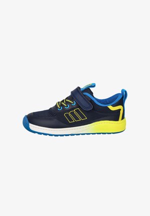Zapatilla infantil en azul marino y amarillo con cordones azules y amarillos, una correa de velcro y una suela redondeada en azul.