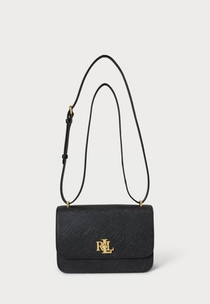 Juodas tekstūruotas odinis crossbody krepšys su auksiniu logotipu ir reguliuojama juosta, turintis užlenkiamą dangtelį ir minimalistinį dizainą.