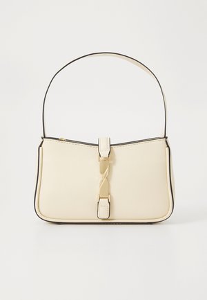 Krém színű szintetikus táska geometrikus formával, fekete díszítéssel, és csavaros zárással. Egyetlen vállpánt a hordozáshoz.