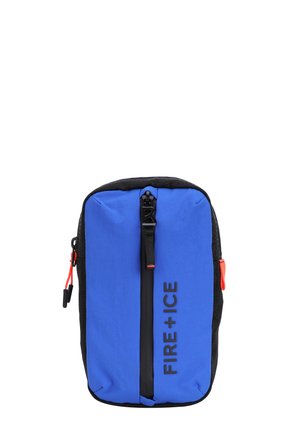 Blau-schwarze rechteckige Tasche mit vertikalem Mittelreißverschluss und roten Reißverschlusslaschen, vorne mit ""FIRE+ICE"" in schwarzen Buchstaben beschriftet.