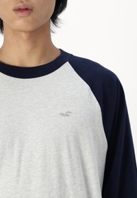 Hollister Co. BOXY - Majica z dolgimi rokavi - grey/navy