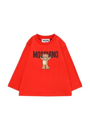 Rode langemouwen shirt van zachte katoen, met een grafisch ontwerp van een beer en de tekst "MOSCHINO" in het zwart. Ronde halslijn met drukknoopjes.