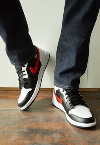 Jordan AIR JORDAN 1 MID - Sapatilhas de cano alto - black/chile red/white
