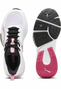 Zapatillas deportivas con parte superior de malla blanca, cordones negros y acentos en rosa. Presentan una suela de goma negra texturizada con una zona de agarre rosa.