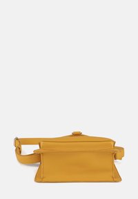 Borsa a tracolla gialla in pelle con superficie testurizzata, design piatto, tracolla regolabile e chiusura centrale con gancio.