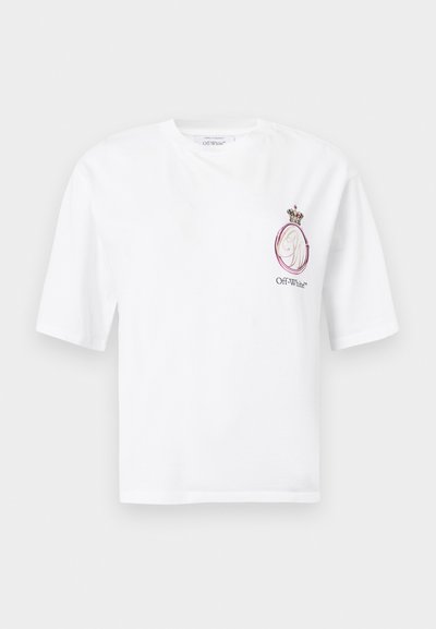Λευκό βαμβακερό μπλουζάκι με κεντημένο ροζ και μαύρο λογότυπο που περιλαμβάνει μια κορώνα, στρογγυλή λαιμόκοψη και άνετη εφαρμογή. Κοντά μανίκια και ίσια τελείωμα.