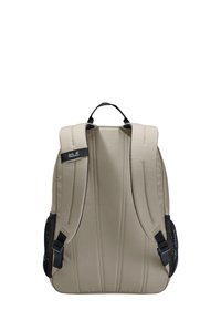 Sac à dos beige avec des bretelles rembourrées, une poignée supérieure, des poches latérales en mesh et des coutures verticales pour la structure. Logo de la marque sur la sangle.